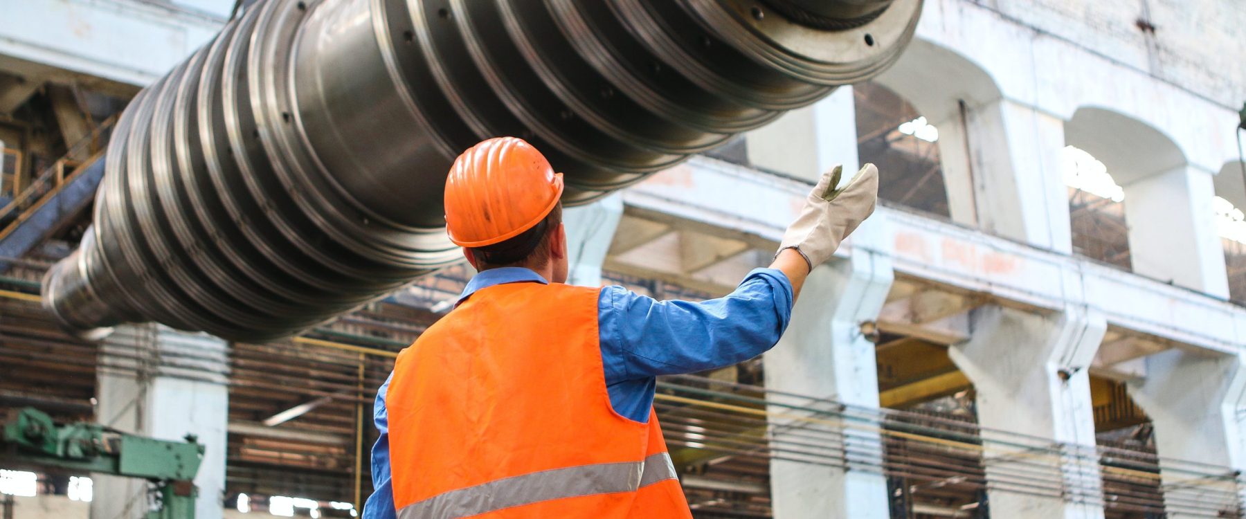What are construction consultants and how should they be utilized on construction projects?