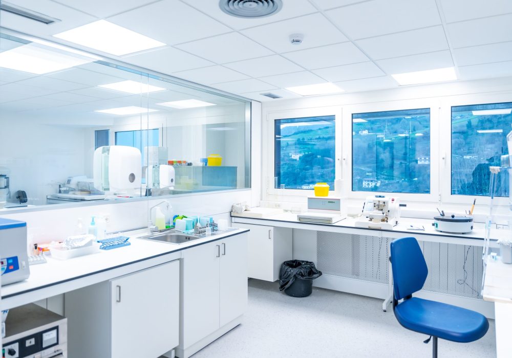 Cleanroom Laboratory Construction | Pharmaceutical & Research Facility Ontario Modern laboratory cleanroom with sterile white workstations, lab equipment, and large windows – pharmaceutical and research facility construction in Ontario.